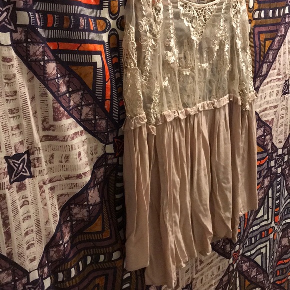 Tobi nude lace bellsleeve dress - Picture 3 of 4